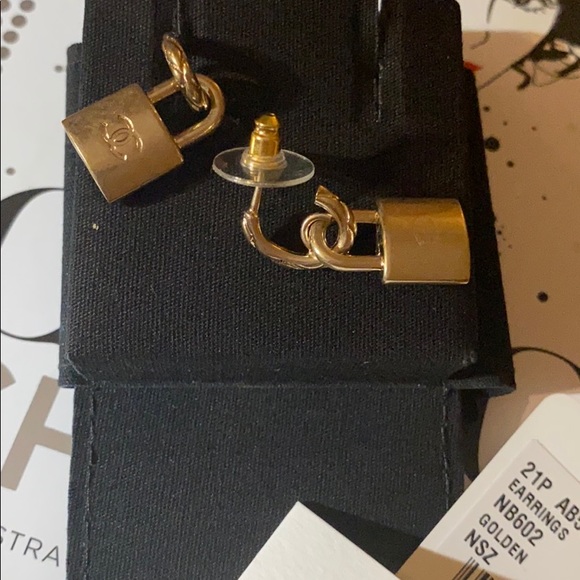 ‼️SOLD‼️NEW Chanel 21P CC Padlock Dangle Earrings - Picture 4 of 5
